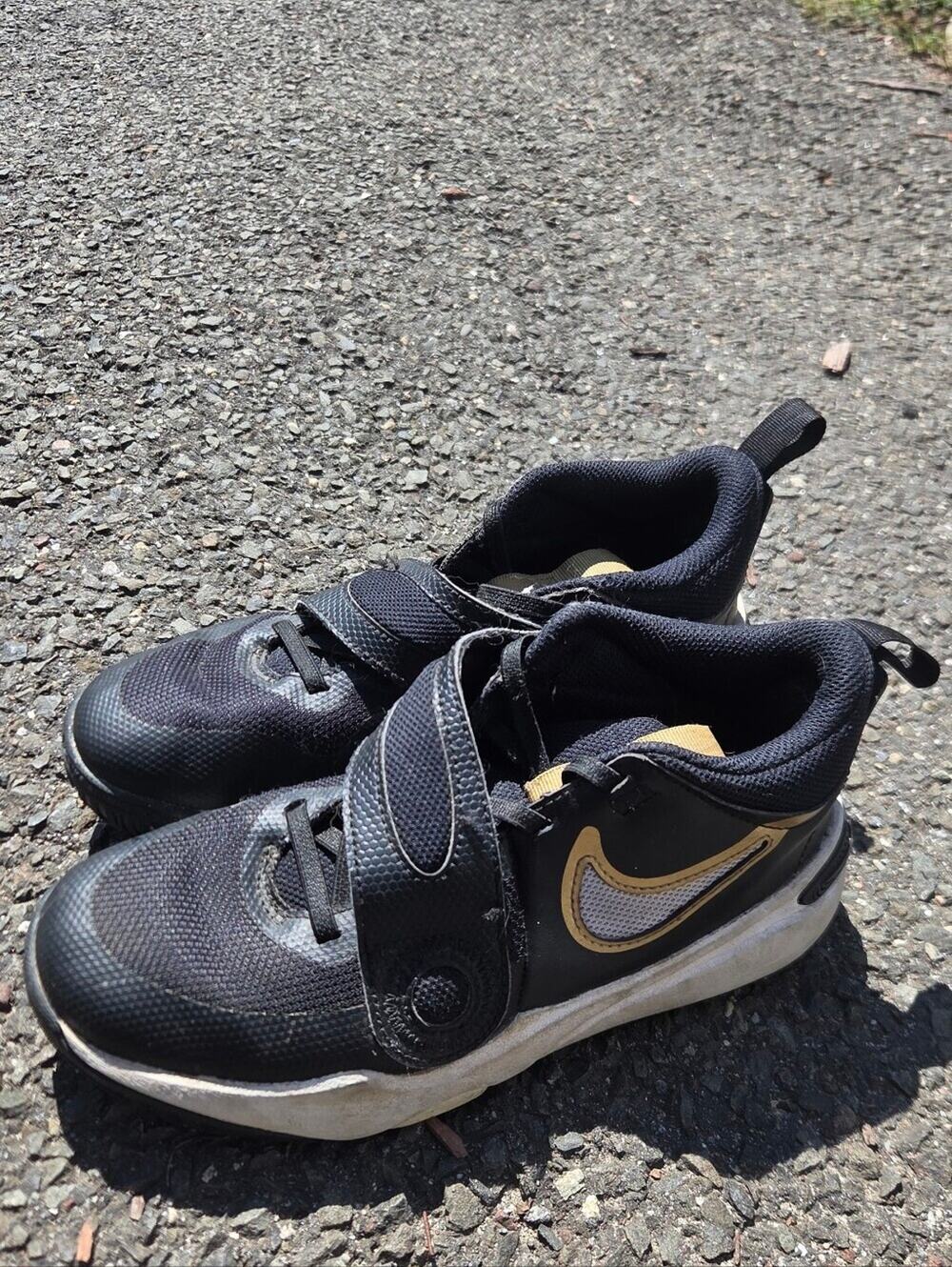 Nike Team Hustle  Black/Gold/White Kid's Sneakers - Size 3